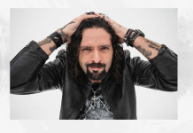 DISCOANÁLISIS: RONNIE ROMERO, ESE CAMALEÓN QUE CAMBIA DE COLORES SEGÚN LA OCASIÓN