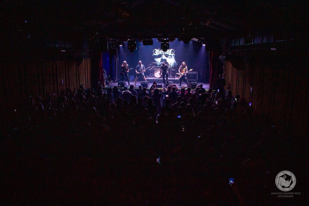 CONCIERTOS: AVERNAL FESTEJÓ POR PARTIDA TRIPLE EN THE ROXY LIVE