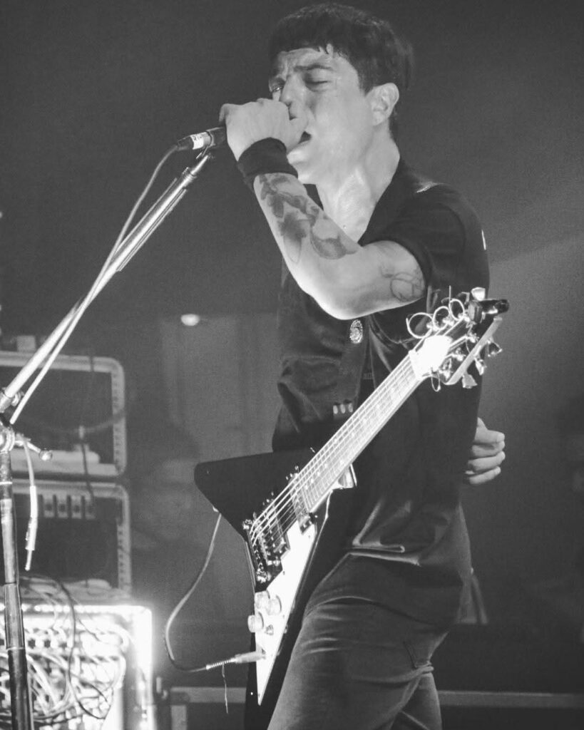 TERAPIA DE GRUPO: CONOCÉ A MÁS SOLA QUE CAROLA, UN TRIO DE ROCK POTENTE Y FILOSO