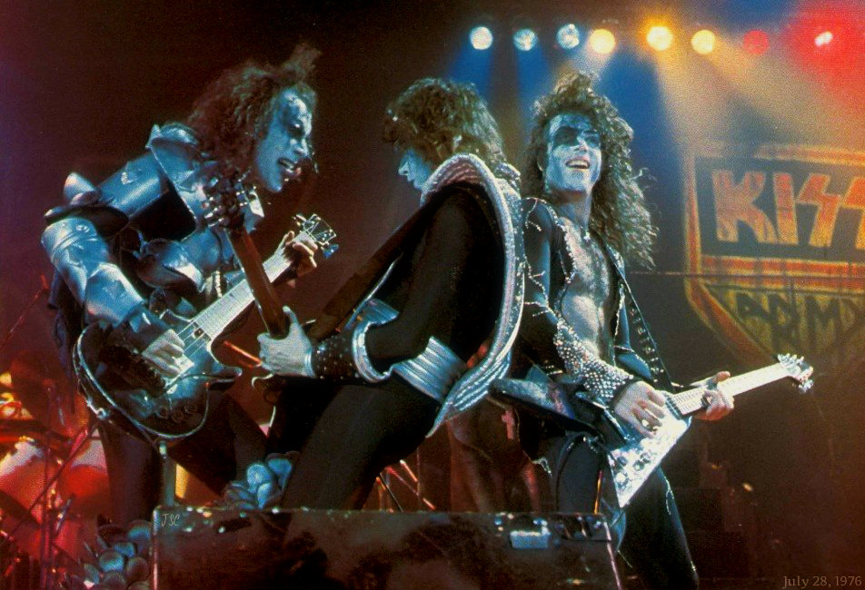 LIBROS: «KISS ’76», UN MINUCIOSO RELATO DE UN AÑO CLAVE EN LA HISTORIA DE LA BANDA